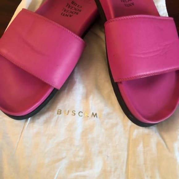 Size 9 Fuschia slides - Picture 5 of 6
